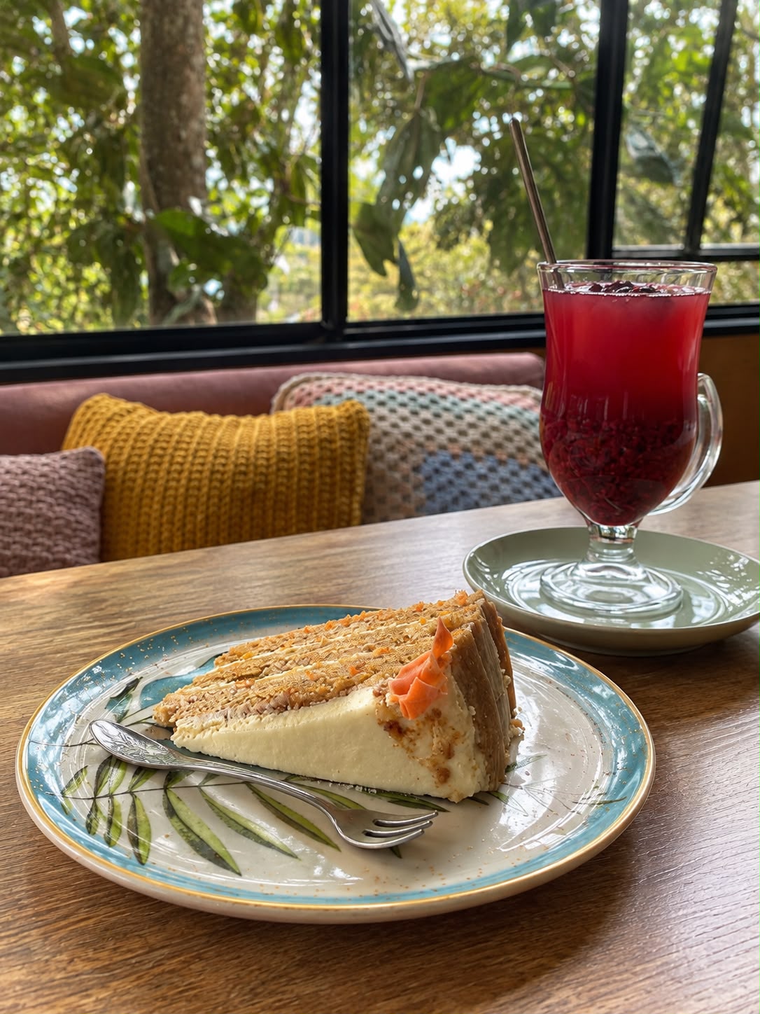 Torta y bebida servidas en el salón, con vista a la montaña